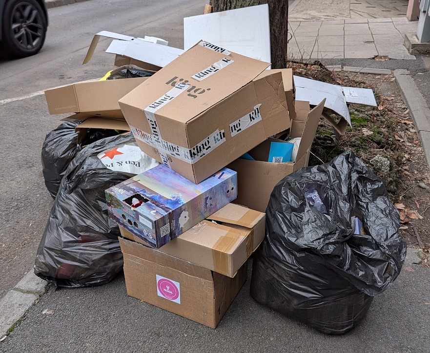 Primăria Sectorului 5 îi roagă pe cetățeni să nu mai arunce gunoiul pe străzi / Primar: ”E sat fără câini. Fiecare arunc
