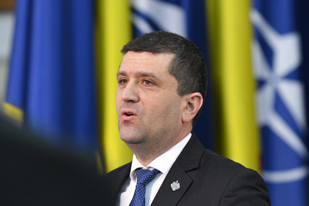 Radu Miruță a primit „scrisoarea de misiune” pentru Apărare de la Siegfried Mureșan. Care sunt prioritățile