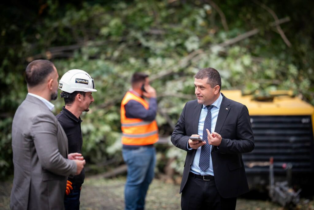 Radu Miruță, după ce a stat peste o oră în trafic pe Valea Oltului: „Patru oameni lucrau. Mai mulți stăteau într-o parca