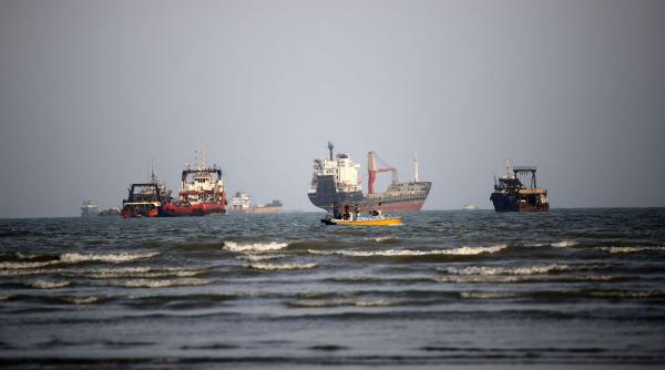 Strâmtoarea Ormuz reaprinde tensiunile pe piața petrolului. Donald Trump respinge oferta Iranului