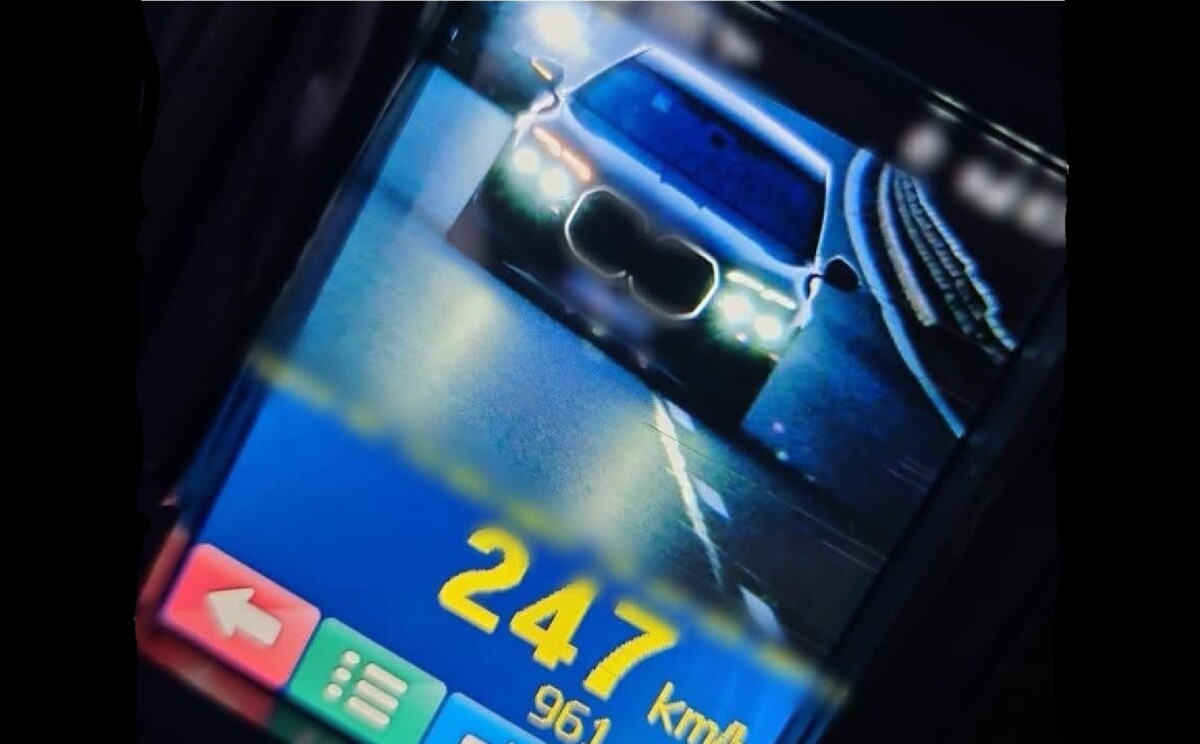 Tânăr de 25 de ani, prins gonind cu un BMW cu 247 km/h pe Autostrada A3 Transilvania. Ce sancțiune a primit