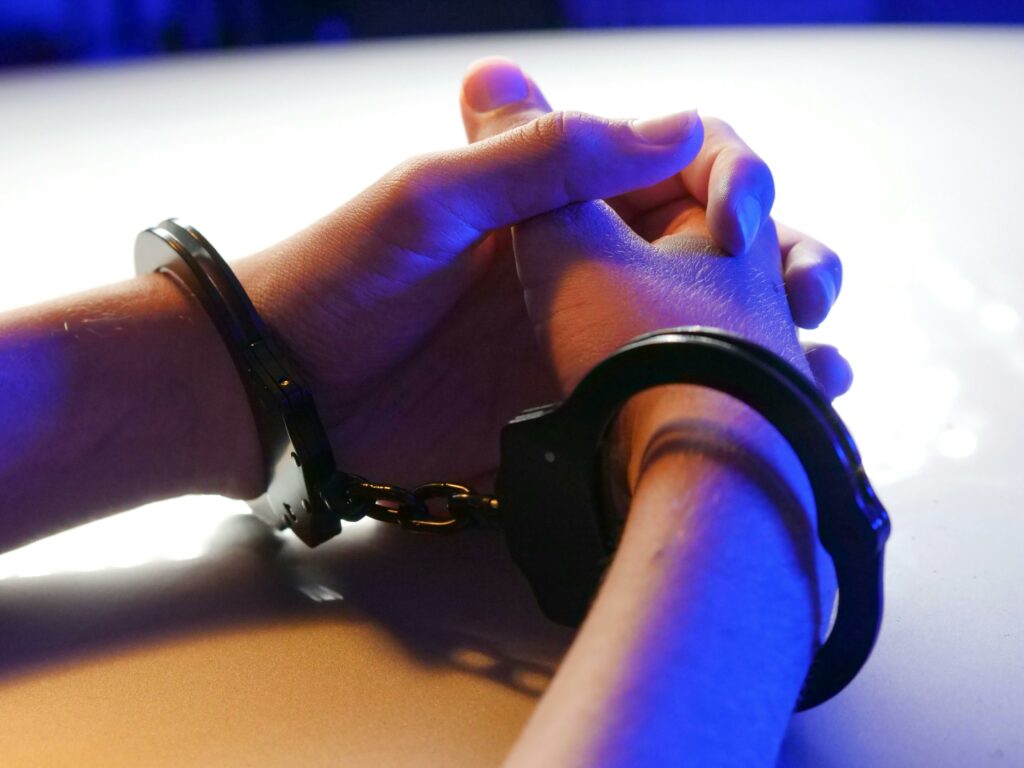Tânăr de 27 de ani din Timișoara ar fi violat copilă de 13 ani. Fata s-a automutilat