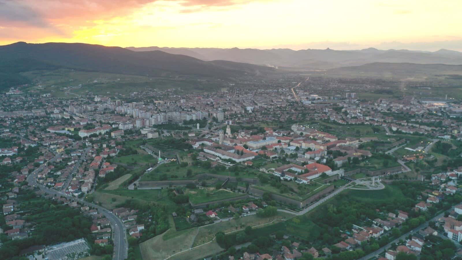 Taxă de promovare turistică la Alba Iulia din 2027. Primăria și firme HoReCa înființează o organizație pentru turism