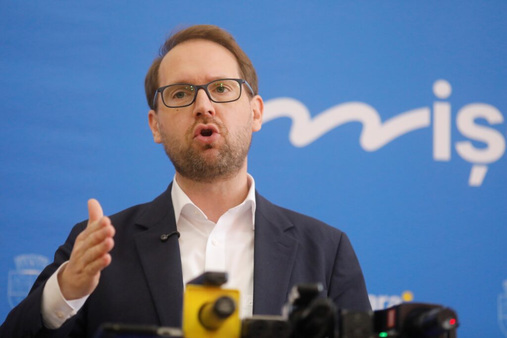„Te cumpăr și pe tine”, „Mor cu voi de gât”. Fritz publică lista „avertizărilor” primite
