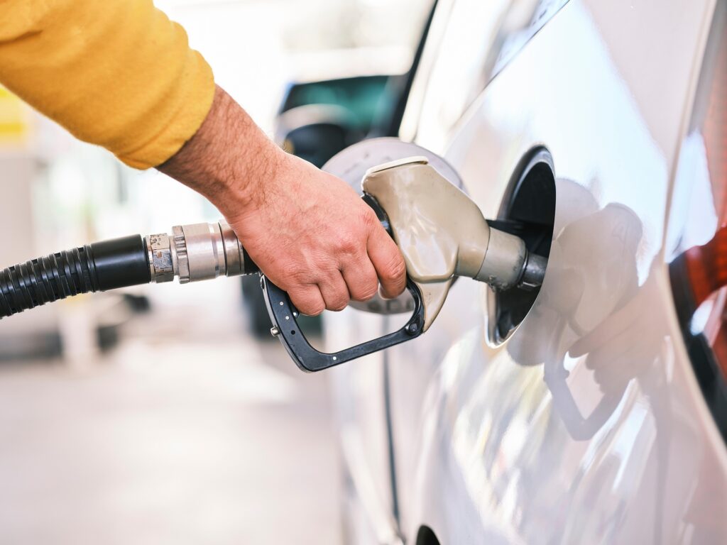Tehnica simplă prin care șoferii pot reduce consumul de combustibil. Ce anume să nu lași în mașină