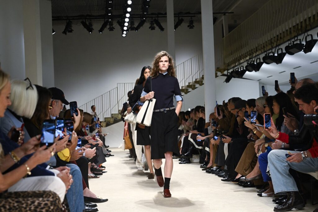 Tod’s primăvară-vară 2027 la Milano Fashion Week : Classic with a little twist / Și poate că Tod’s nici nu trebuie să ri