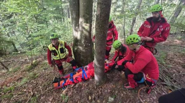 Tragedie în Mureș: o persoană a murit după un accident într-o zonă greu accesibilă. A fost trimis și un elicopter SMURD