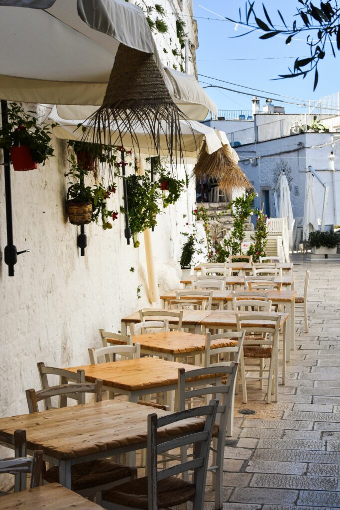 Turism cu bani puțini. În ce zonă turistică de top, turiștii își împart porțiile la restaurant sau cumpără mâncare de la