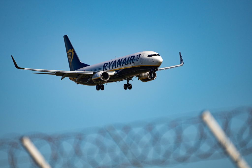 Un avion Ryanair a aterizat în Anglia cu doar 363 kg de combustibil în rezervoare / Ajungea pentru doar 9 minute de zbor