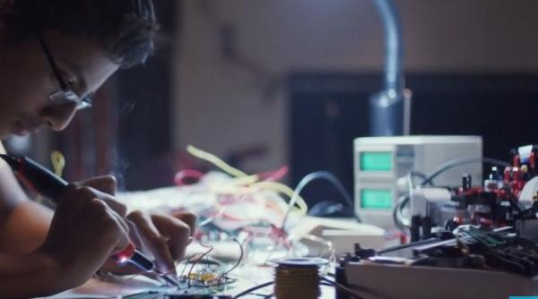 Un copil de 13 ani a inventat o imprimantă Braille pentru nevăzători din piese LEGO