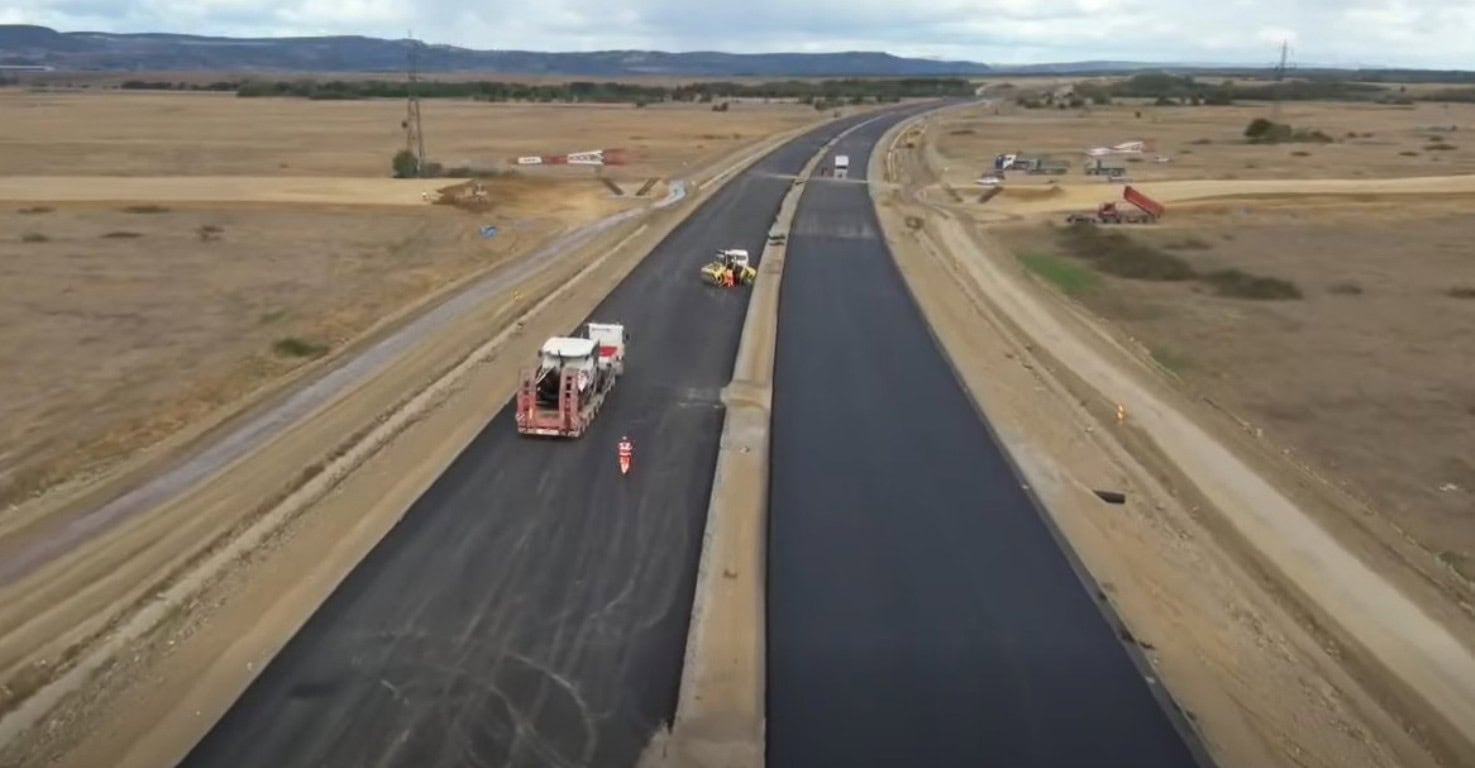 VIDEO: Autostrada A13 Sibiu–Făgăraș avansează: peste 50% pe tronsonul Avrig–Arpașu. Peste 1000 de muncitori pe primele d