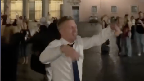 VIDEO Premierul Ungariei, Péter Magyar, a dansat cu trecătorii pe străzile Romei, după întâlnirea cu Papa Leon al XIV-l