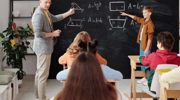 Zeci de mii de profesori nu și-au primit banii, după ce plățile au întârziat un an