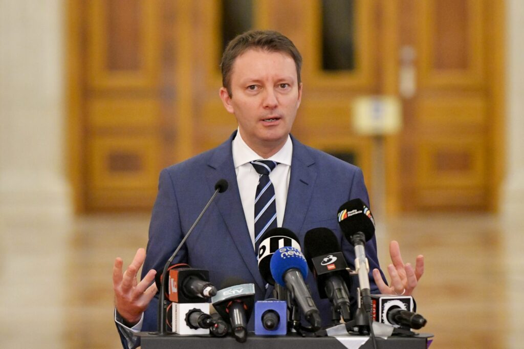 Zi decisivă pentru Guvernul Mureșan. Premierul desemnat depune la Parlament programul de guvernare și lista miniștrilor/