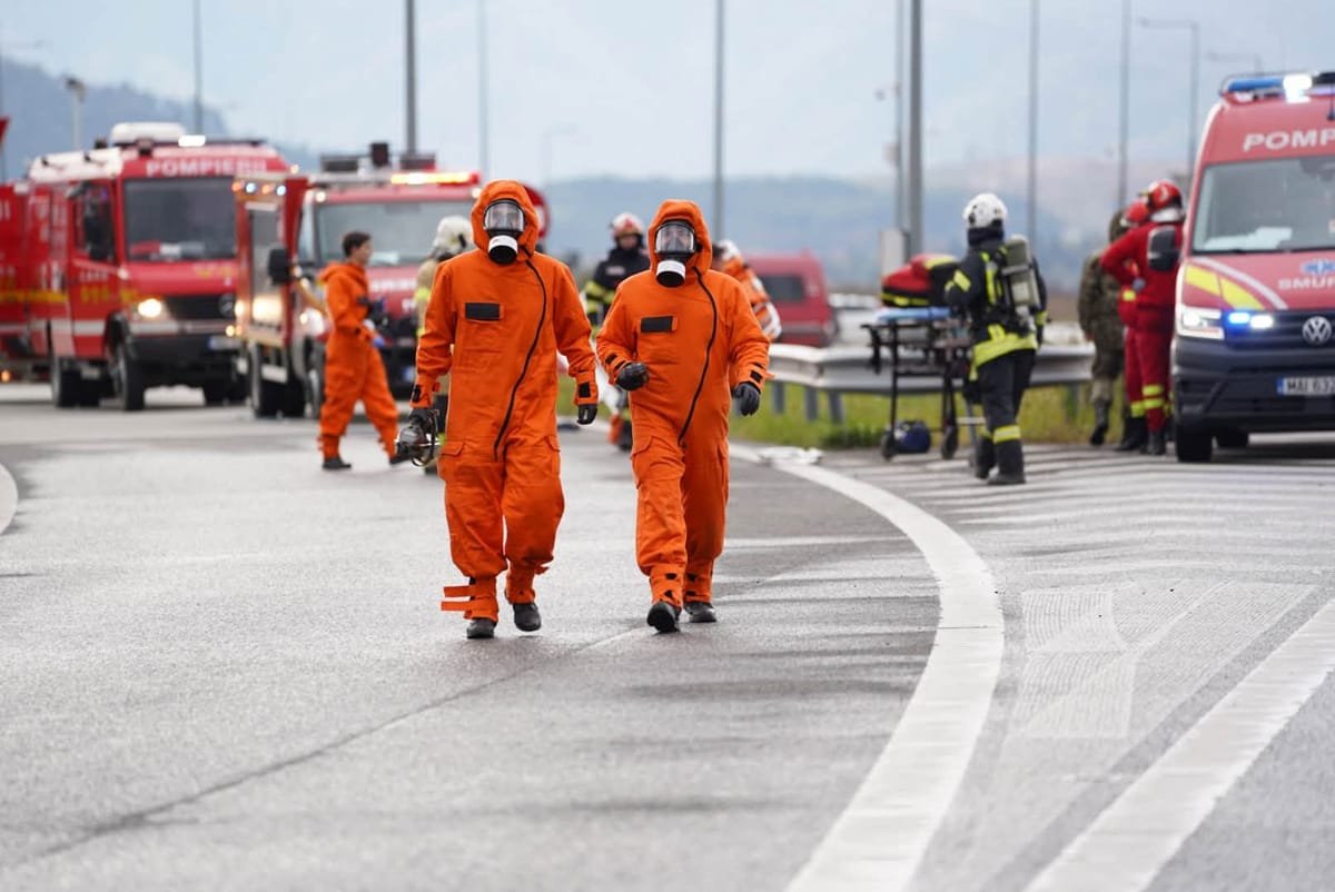 A1, exercițiu al pompierilor sibieni: autocisternă cu acid sulfuric, pasageri blocați și risc de contaminare