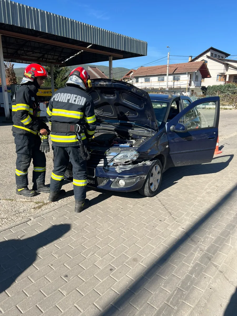 Accident cu două mașini pe Calea Moților din Alba Iulia, în zona Kaufland. Intervin pompierii SMURD / FOTO