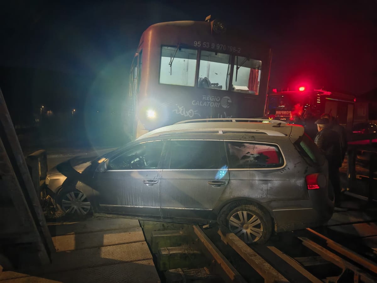 Accident feroviar în Alba: mașină lovită de tren la o trecere cu calea ferată, fără răniți