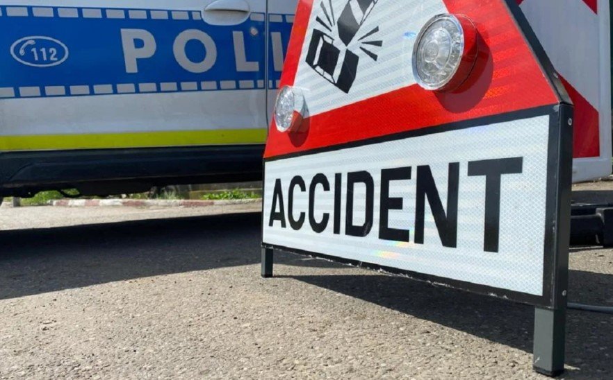 Accident grav cu șase victime pe Calea Feldioarei, la ieșirea din Brașov, cu microbuz, camion și autoturism