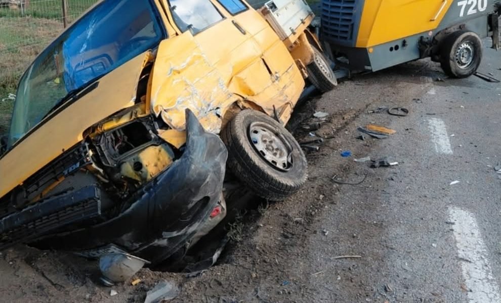 ACCIDENT GRAV pe DN1 E60! Trei persoane au avut nevoie de îngrijiri medicale, după impactul dintre un autoturism și o au