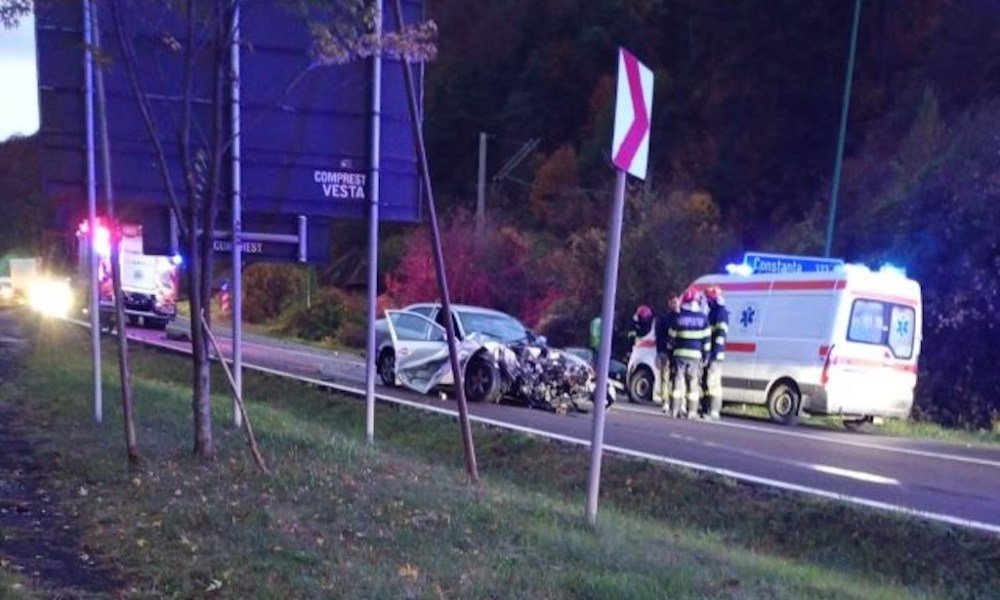 Accident grav pe DN1, la ieșirea din Brașov: două mașini s-au ciocnit frontal