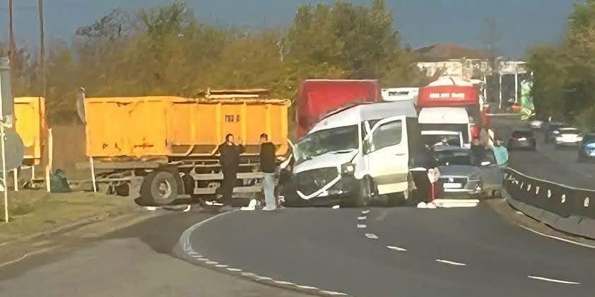 Accident grav pe DN7 în Buftea: un camion și un microbuz s-au ciocnit, doi morți și mai mulți răniți