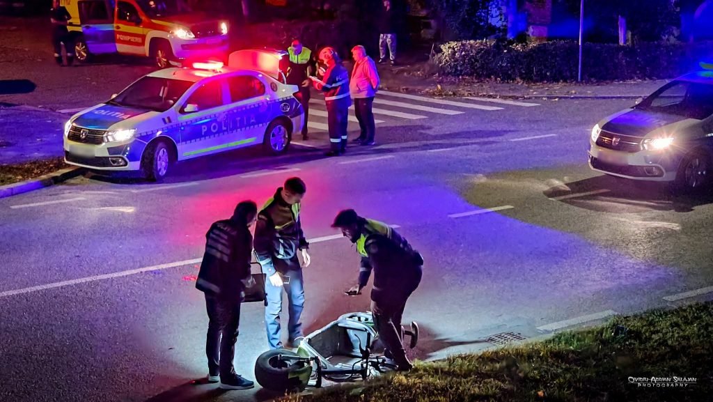 Accident în Dej, pe strada Ion Pop Reteganu: un scuter s-a ciocnit cu o mașină, iar scuteristul a fost rănit