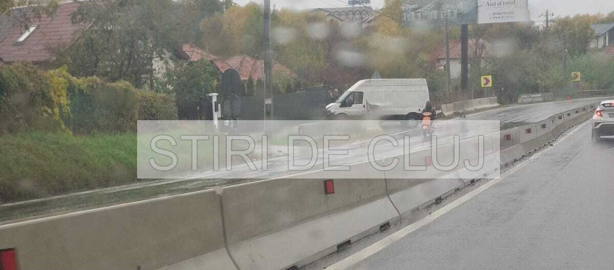 Accident în Feleacu: o dubă a ratat virajul și a ajuns în curtea unor localnici