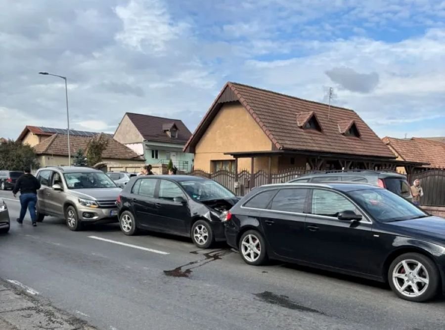 Accident în lanț cu trei mașini la Cluj-Napoca: doi copii și o femeie, transportați la spital