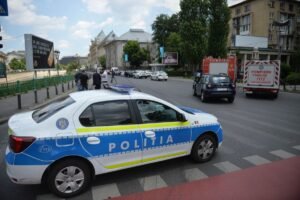 Accident în Piața Operei din București: o mașină s-a răsturnat, un pasager a ajuns la spital