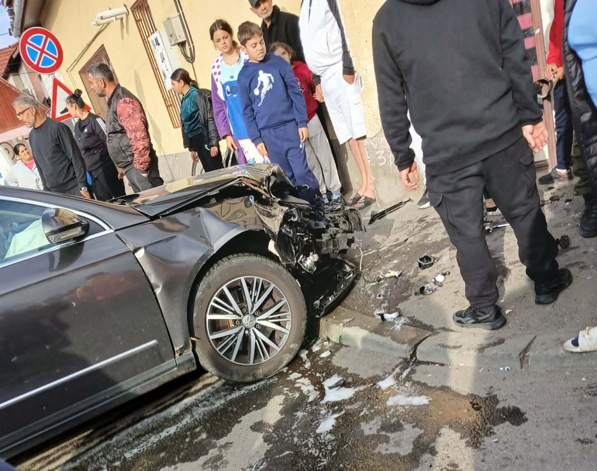 Accident în Turda, în Poiana: o mașină grav avariată, trei persoane evaluate la fața locului