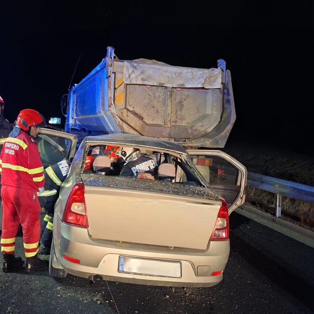 Accident între Chiribiș și Tăuteu, Bihor: o persoană blocată în mașină după impactul cu o autobasculantă