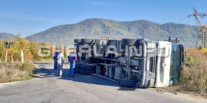 Accident la Baia Mare: un tren a lovit un camion care s-a răsturnat VIDEO