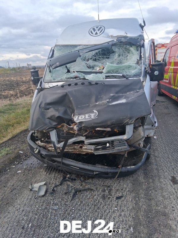 Accident la Iclod, pe DN1C: un microbuz și un autotren s-au izbit, trei persoane evaluate medical. FOTO