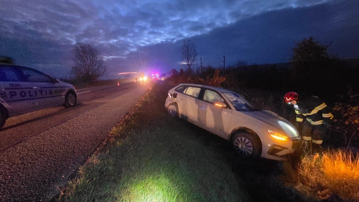 Accident la ieșire din Beclean: o persoană a rămas blocată în mașină