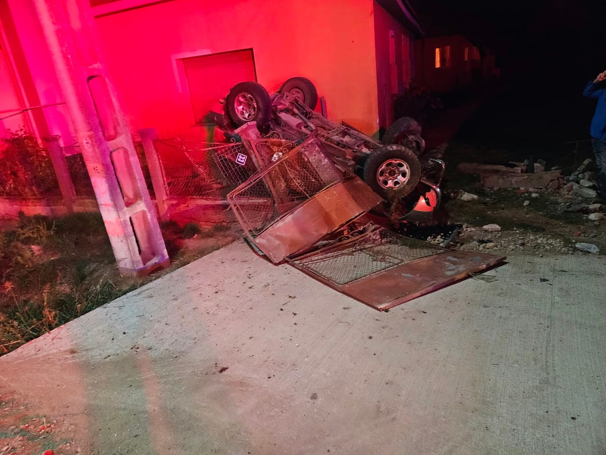 Accident la primele ore ale dimineții, în județ! Mașină proiectată în gard și răsturnată, șofer necooperant!