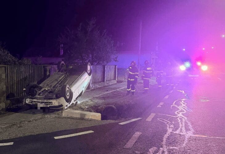 Accident în comuna Suseni. Un autoturism răsturnat în afara părții carosabile