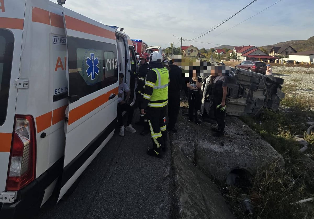 Accident în Șieu Măgheruș: două persoane blocate după impact, șoferița e mai bine