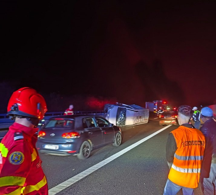 Accident pe A1, între Simeria și Orăștie: autoutilitară răsturnată, trafic pe o singură bandă