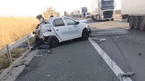 Accident pe A1 la Margina: autotrenul a lovit o mașină de pază, un bărbat a fost rănit