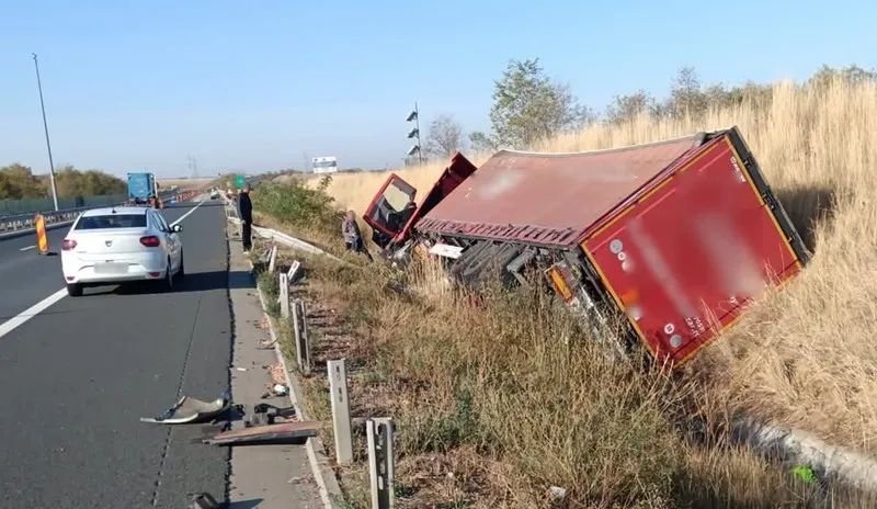 Accident pe A1, la Margina, Timiș: un TIR a lovit o mașină de pază, un bărbat a fost rănit