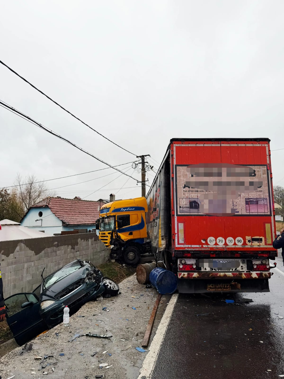 Accident pe DN13 în județul Brașov: 3 persoane, printre care un copil, rănite grav
