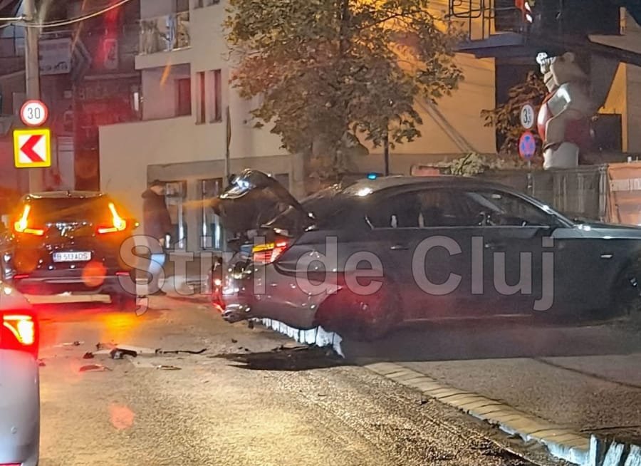 Accident pe strada Traian Vuia din Cluj-Napoca: o mașină a ajuns pe trotuar, bucăți din caroserie pe șosea