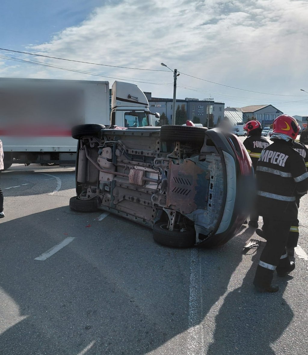 Accident rutier în Dej, pe strada Vâlcele: o mașină s-a răsturnat, fără persoane încarcerate