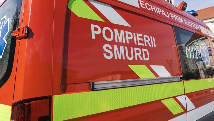 Accident rutier la intrarea în Poiana Ilvei: un autoturism s-a răsturnat pe o parte, victima a ieșit singură