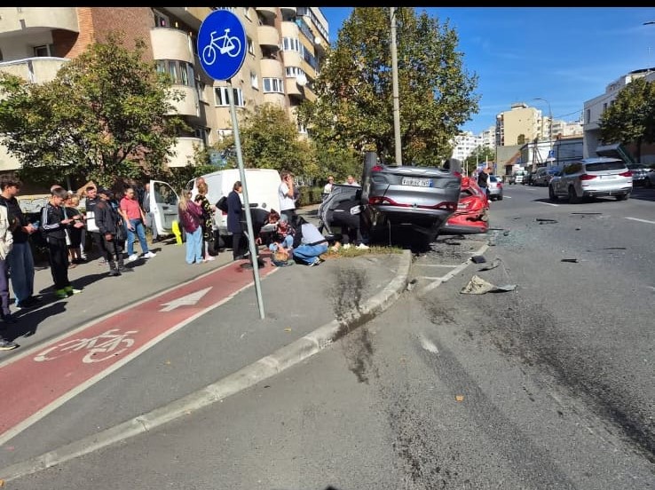 Accident spectaculos pe Dorobanților. O mașină s-a răsturnat și a lovit un autoturism parcat