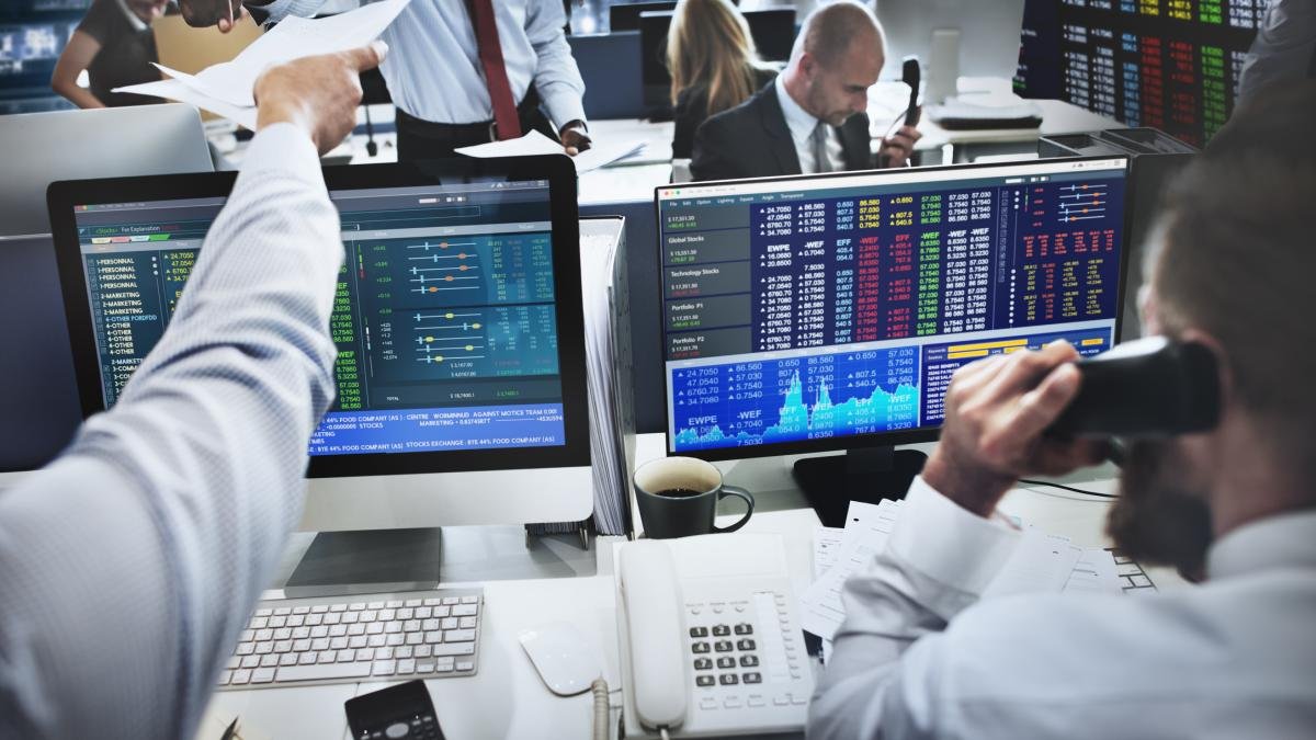 Acțiunile AI se prăbușesc pe Wall Street, Nasdaq scade cu 2,6%, iar petrolul sare la 113 dolari