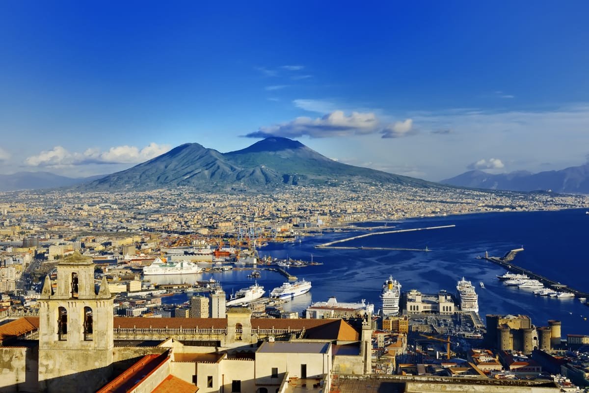 Aeroportul din Napoli se închide o lună pentru refacerea pistei, fără zboruri spre România