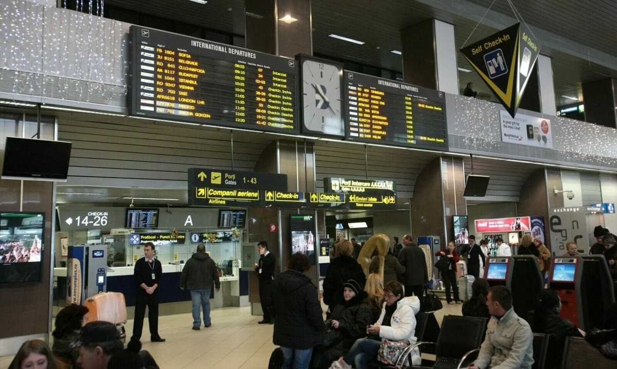 Aeroportul Henri Coandă: incendiu pe culoarul dintre terminale, o femeie este suspectată că l-ar fi provocat