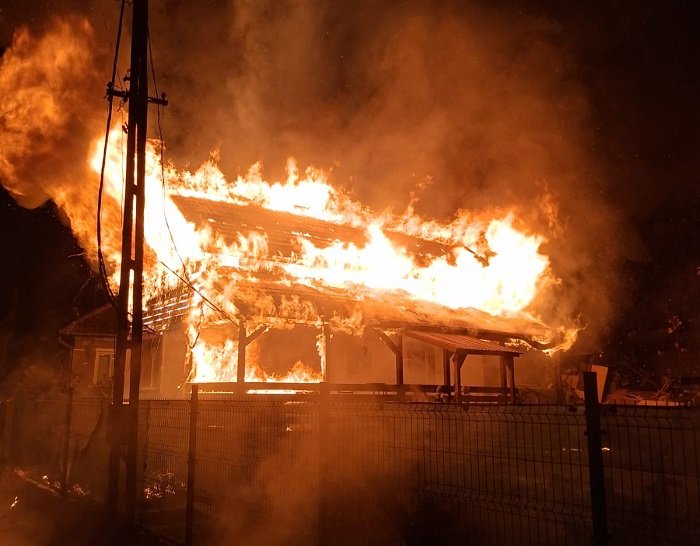 Aghireșu: incendiu violent la o casă, lemnul și polistirenul au favorizat extinderea focului