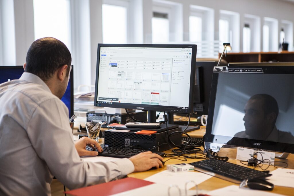 AI produce deja bani serioși, dar există o problemă uriașă: doar 13% din companii reușesc să-l scaleze